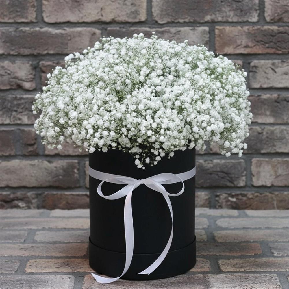 Цветочная композиция из Гипсофила в шляпной коробке в Красноярской Ростовская область