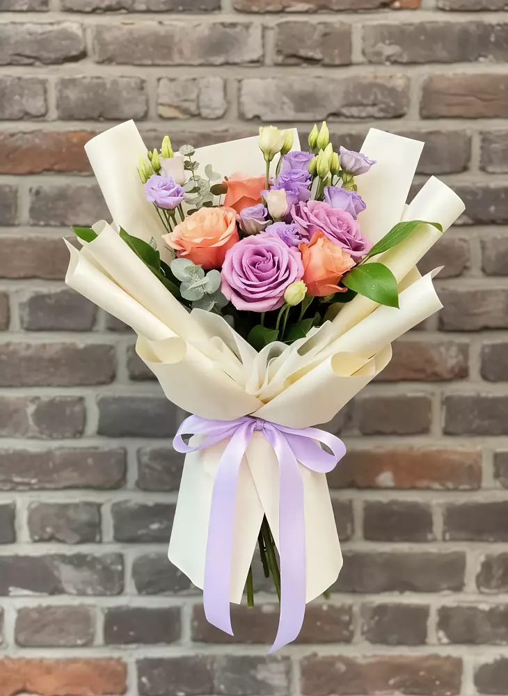 Букет цветов из: Лизиантусы и Розы в Красноярской Ростовская область