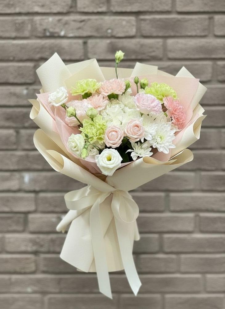 Букет цветов из: Гвоздики, Розы, Лизиантусы и Хризантемы в Красноярской Ростовская область