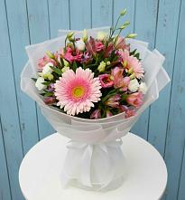 Букет цветов из:  Герберы, Альстромерии и Лизиантусы в Красноярской Ростовская область