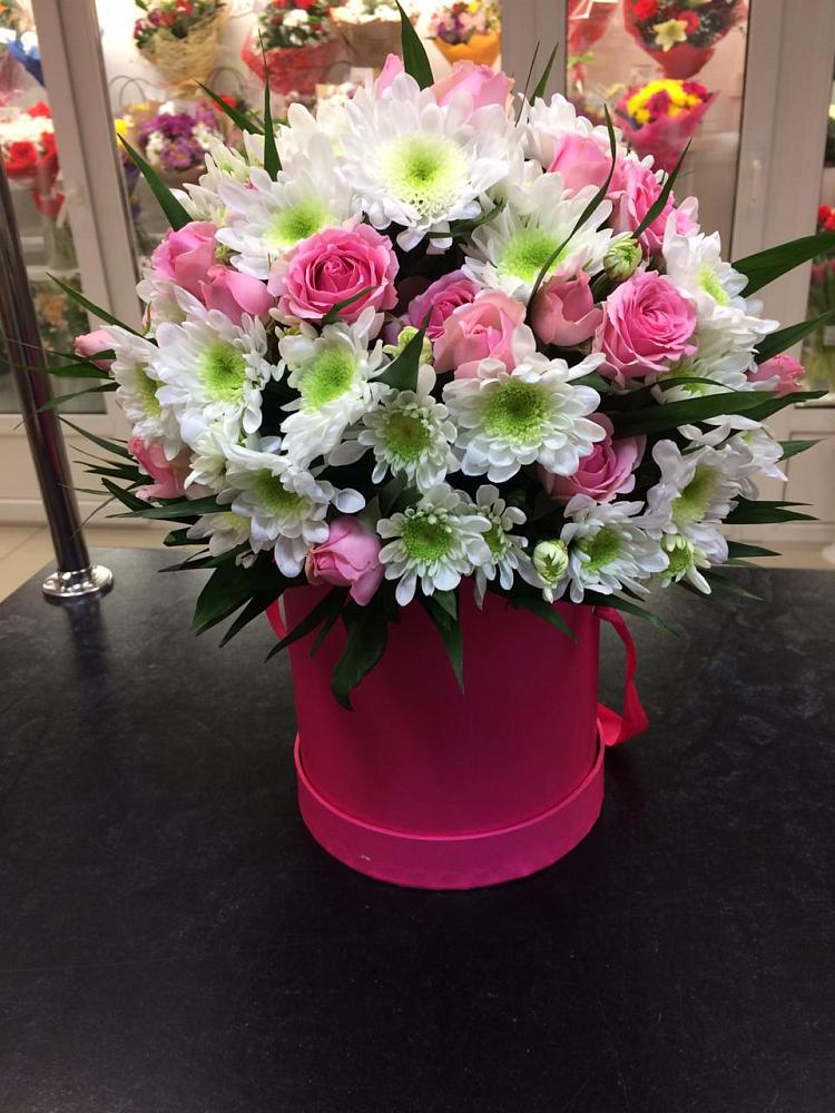 Цветочная композиция из Розы и Хризантемы в шляпной коробке в Красноярской Ростовская область