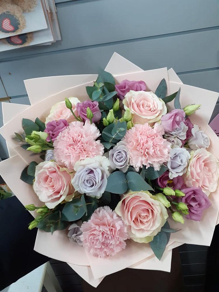 Букет цветов из: Розы, Гвоздики и Лизиантусы в Красноярской Ростовская область