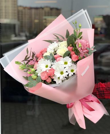 Букет цветов из: Розы, Лизиантусы и Хризантемы в Красноярской Ростовская область