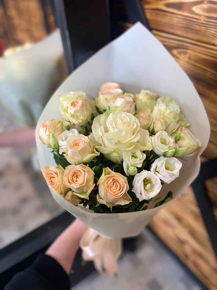 Букет цветов из: Розы и Лизиантусы в Красноярской Ростовская область